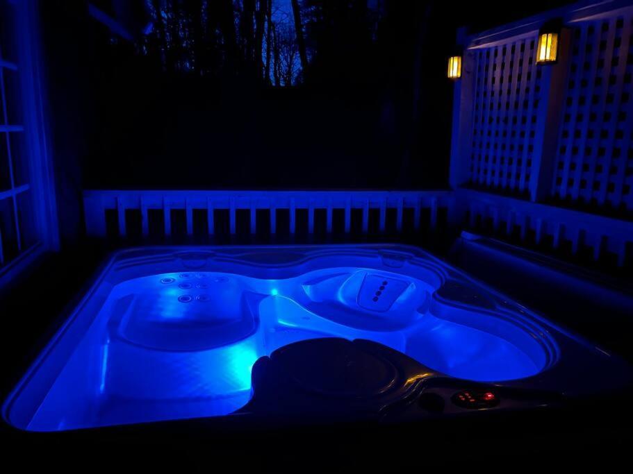 Boozy Bear Bungalow Romantic Cabin 5 Mins 2 Downtown With Hot Tub And Fire Pit Gatlinburg Exterior foto