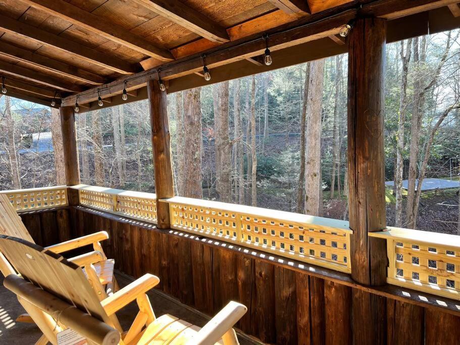 Boozy Bear Bungalow Romantic Cabin 5 Mins 2 Downtown With Hot Tub And Fire Pit Gatlinburg Exterior foto