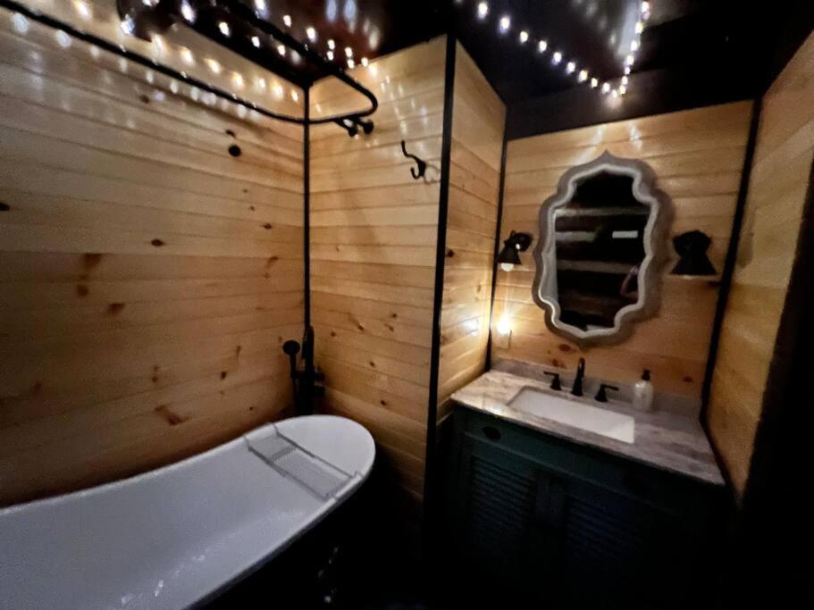 Boozy Bear Bungalow Romantic Cabin 5 Mins 2 Downtown With Hot Tub And Fire Pit Gatlinburg Exterior foto