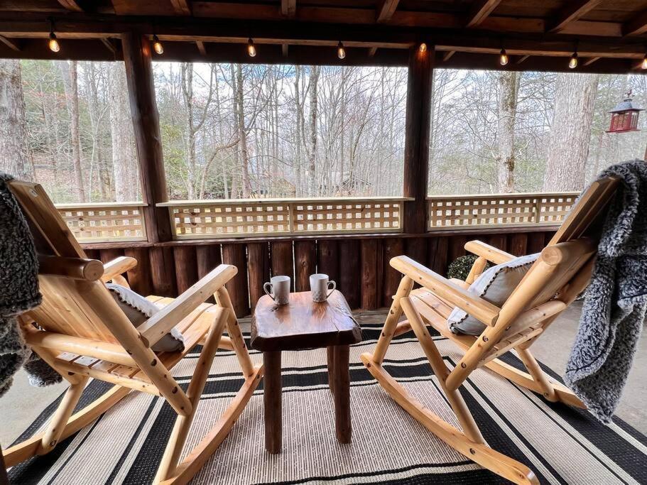Boozy Bear Bungalow Romantic Cabin 5 Mins 2 Downtown With Hot Tub And Fire Pit Gatlinburg Exterior foto