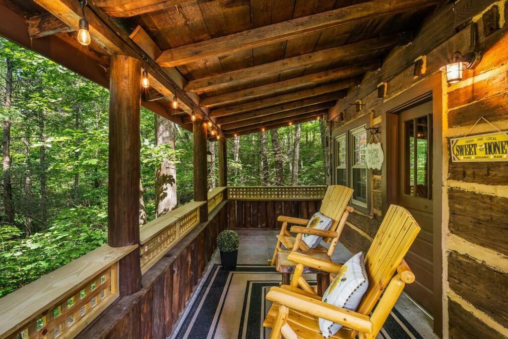 Boozy Bear Bungalow Romantic Cabin 5 Mins 2 Downtown With Hot Tub And Fire Pit Gatlinburg Exterior foto