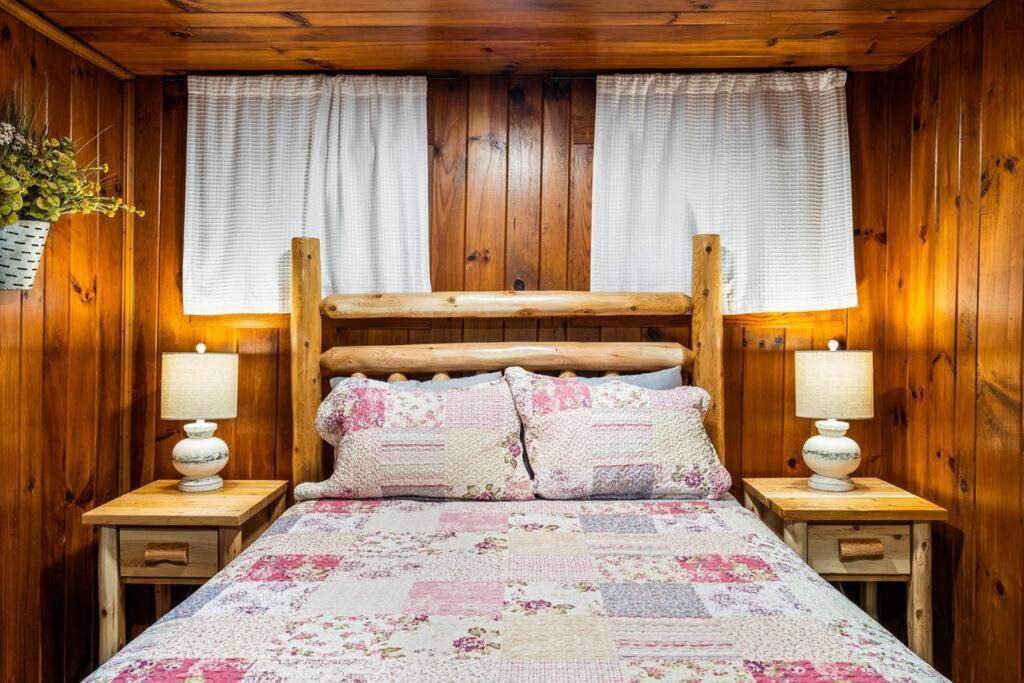 Boozy Bear Bungalow Romantic Cabin 5 Mins 2 Downtown With Hot Tub And Fire Pit Gatlinburg Exterior foto