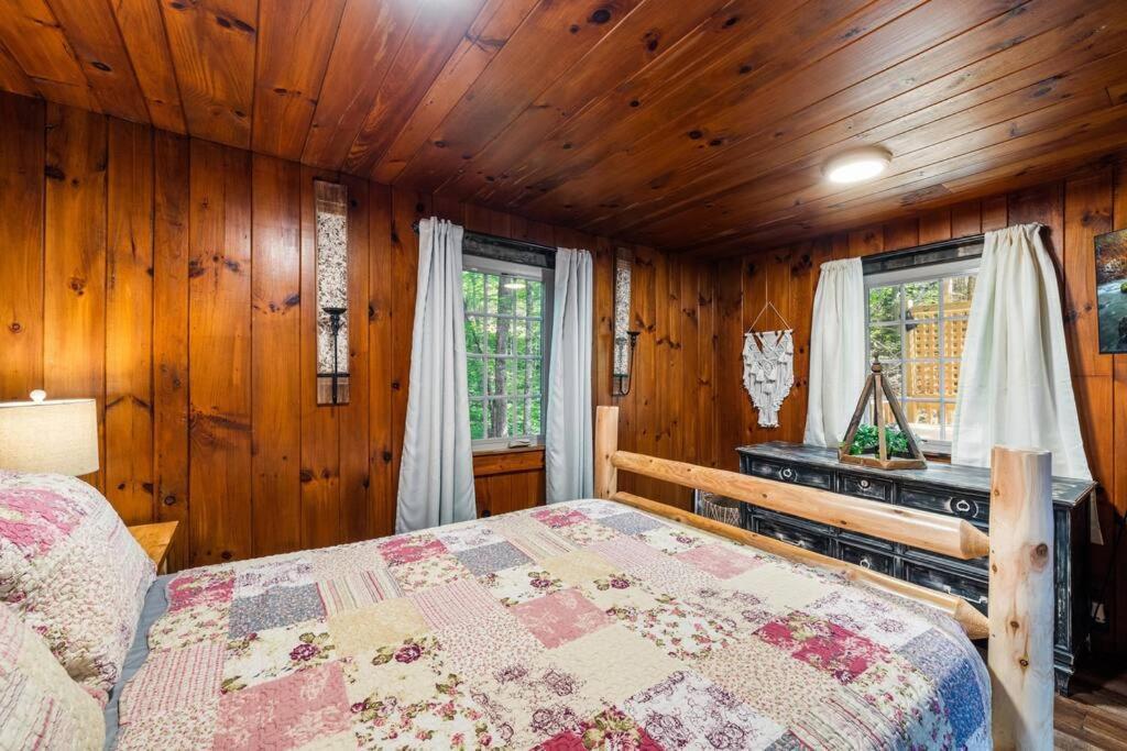 Boozy Bear Bungalow Romantic Cabin 5 Mins 2 Downtown With Hot Tub And Fire Pit Gatlinburg Exterior foto