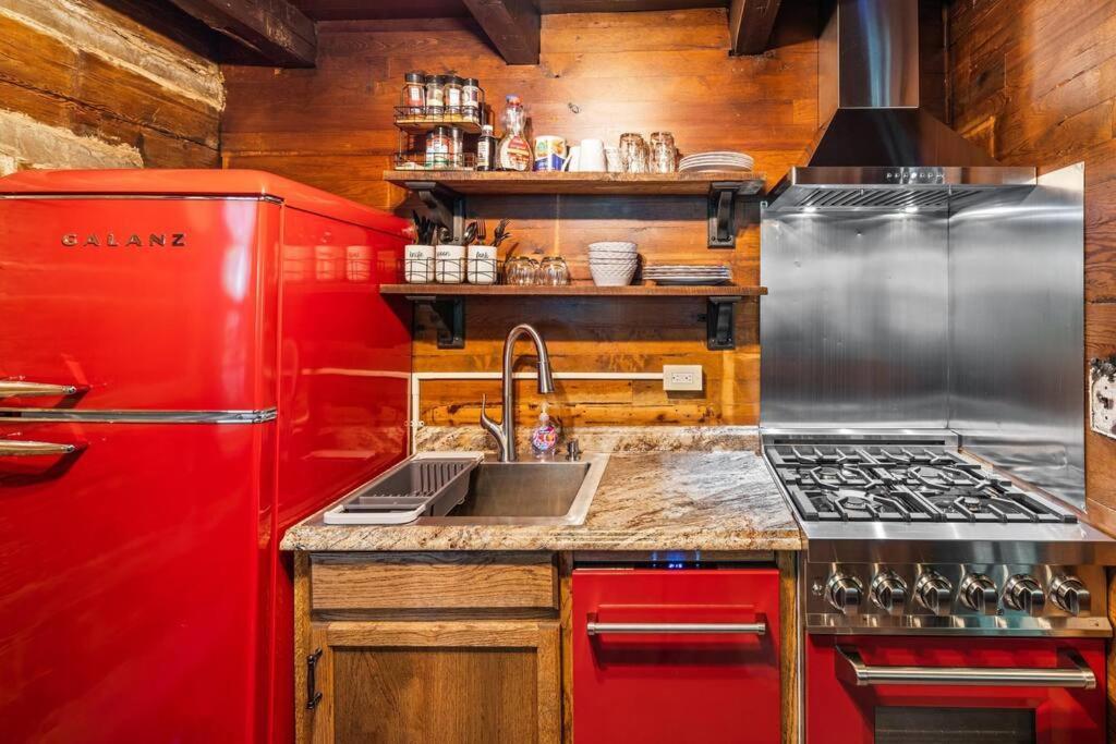 Boozy Bear Bungalow Romantic Cabin 5 Mins 2 Downtown With Hot Tub And Fire Pit Gatlinburg Exterior foto