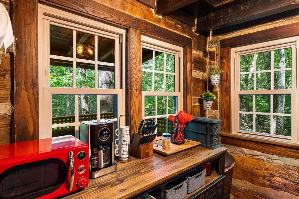 Boozy Bear Bungalow Romantic Cabin 5 Mins 2 Downtown With Hot Tub And Fire Pit Gatlinburg Exterior foto