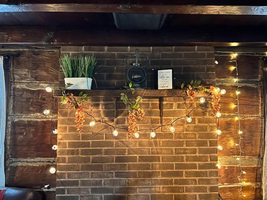 Boozy Bear Bungalow Romantic Cabin 5 Mins 2 Downtown With Hot Tub And Fire Pit Gatlinburg Exterior foto