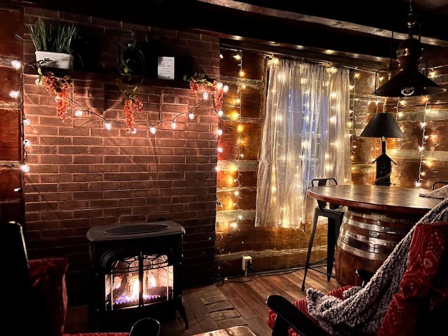 Boozy Bear Bungalow Romantic Cabin 5 Mins 2 Downtown With Hot Tub And Fire Pit Gatlinburg Exterior foto