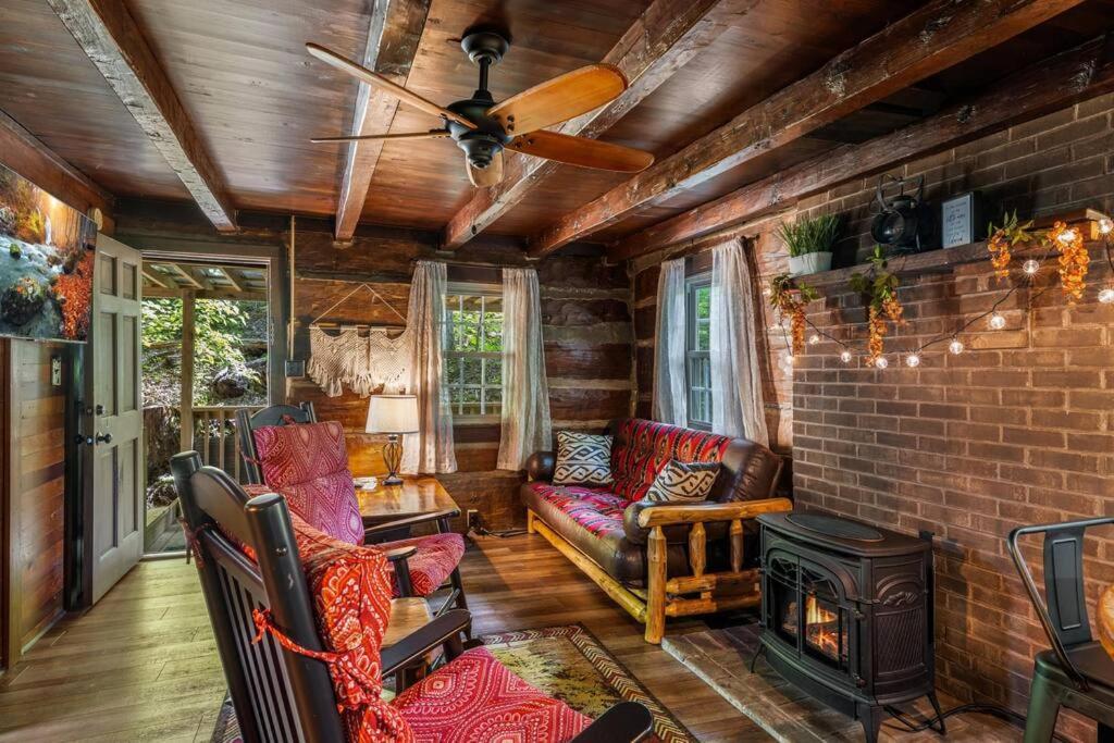 Boozy Bear Bungalow Romantic Cabin 5 Mins 2 Downtown With Hot Tub And Fire Pit Gatlinburg Exterior foto