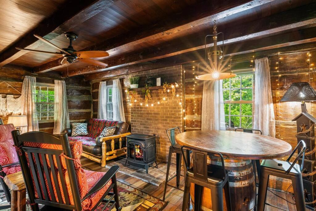 Boozy Bear Bungalow Romantic Cabin 5 Mins 2 Downtown With Hot Tub And Fire Pit Gatlinburg Exterior foto
