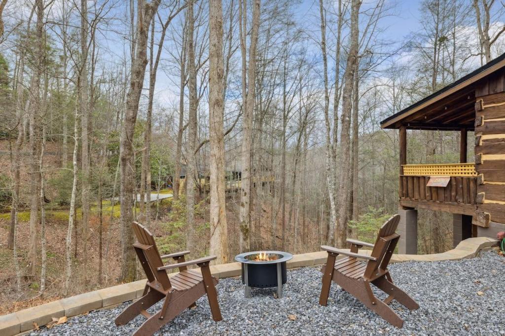 Boozy Bear Bungalow Romantic Cabin 5 Mins 2 Downtown With Hot Tub And Fire Pit Gatlinburg Exterior foto