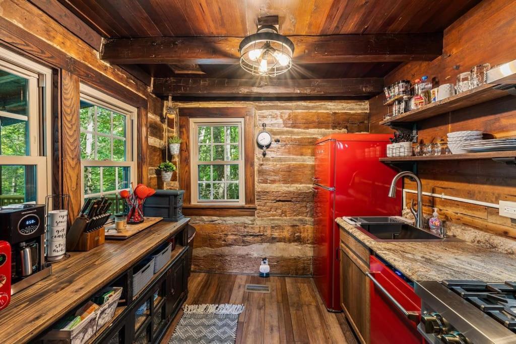 Boozy Bear Bungalow Romantic Cabin 5 Mins 2 Downtown With Hot Tub And Fire Pit Gatlinburg Exterior foto