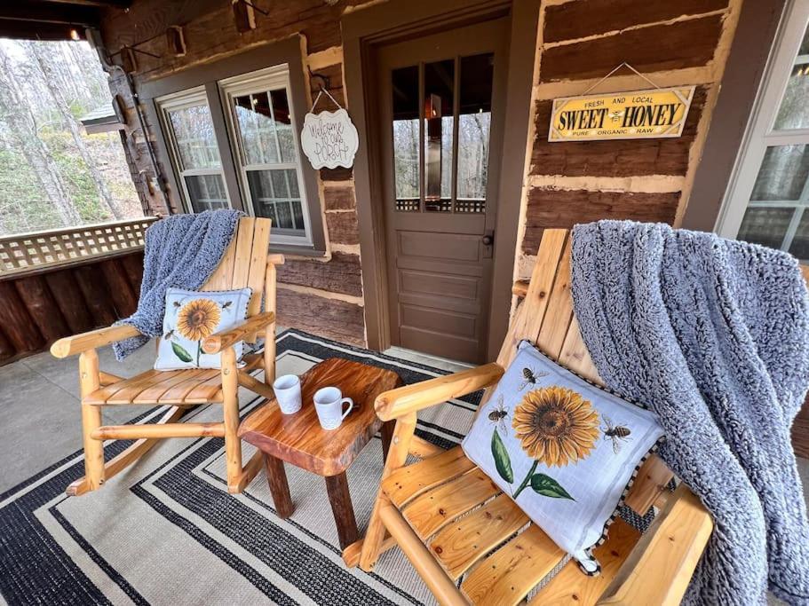 Boozy Bear Bungalow Romantic Cabin 5 Mins 2 Downtown With Hot Tub And Fire Pit Gatlinburg Exterior foto