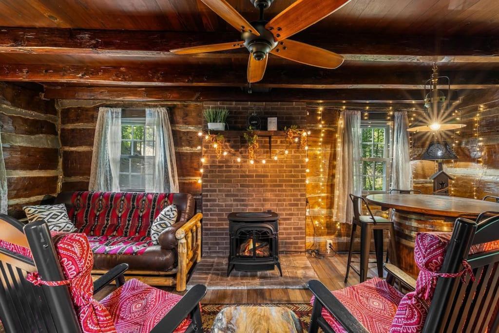 Boozy Bear Bungalow Romantic Cabin 5 Mins 2 Downtown With Hot Tub And Fire Pit Gatlinburg Exterior foto