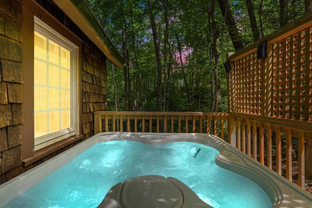 Boozy Bear Bungalow Romantic Cabin 5 Mins 2 Downtown With Hot Tub And Fire Pit Gatlinburg Exterior foto